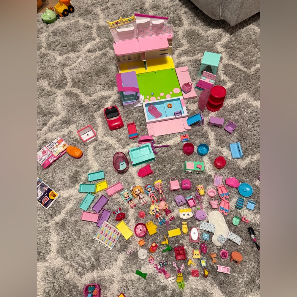 Shopkins Dollhouse Playset with Accessories